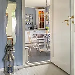 3 Bedroom Cozy In Apartament Myklebost