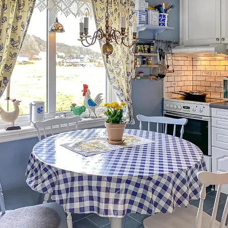 3 Bedroom Cozy In Myklebost