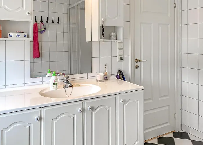 3 Bedroom Cozy In Myklebost (Vanylven)