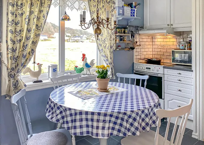 3 Bedroom Cozy In Myklebost (Vanylven)