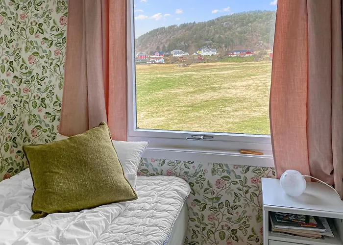 Appartamento 3 Bedroom Cozy In Myklebost (Vanylven)