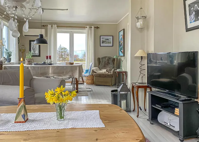 Appartamento 3 Bedroom Cozy In Myklebost (Vanylven)